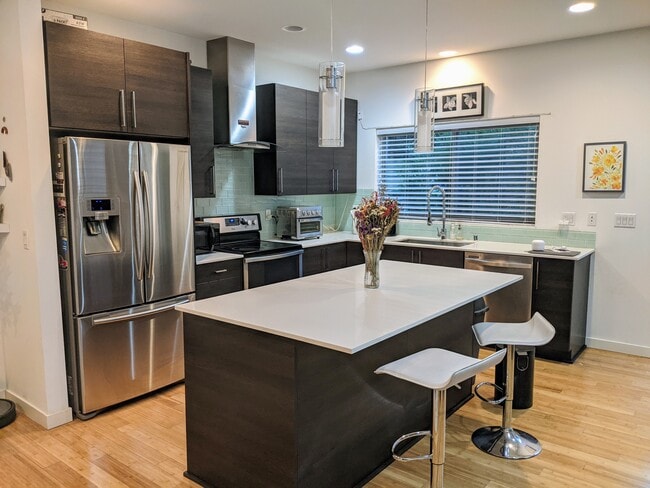 living room, kitchen side - 321 21st Ave