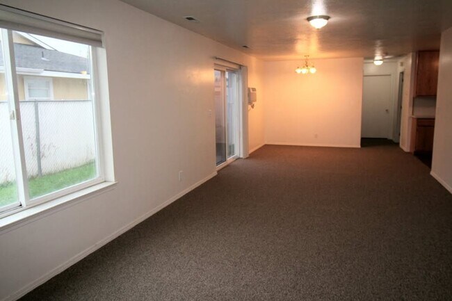 Photo - **Winter Special** 2 bed 1 bath duplex