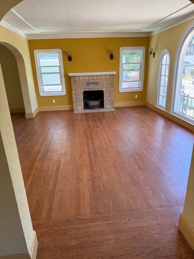 667 65th St Unidad Front House