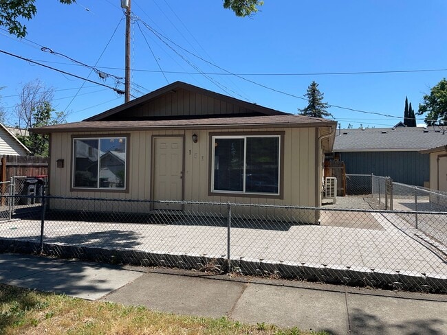 Photo - Cozy 2 Bedroom 1 Bath w/Fully Fenced Yard