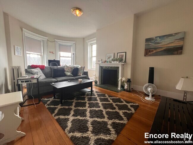 Building Photo - 1788 Beacon St Unit 7 Rental