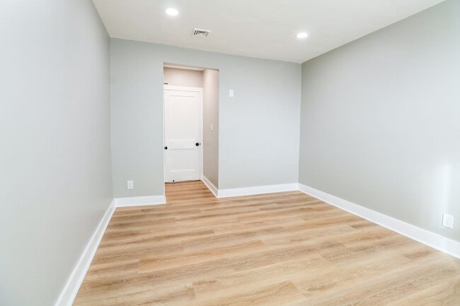 Photo - 5548 Woodland Ave Unit B