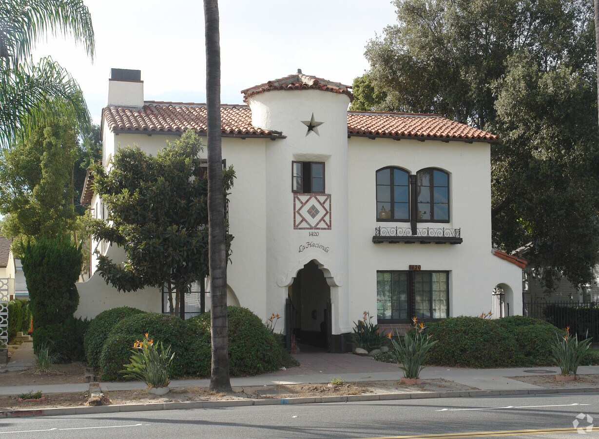 La Hacienda - La Hacienda Apartments