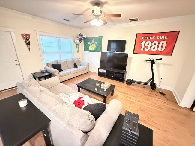 Photo - Cute 4 Bedroom Near Downtown for Pre-Lease