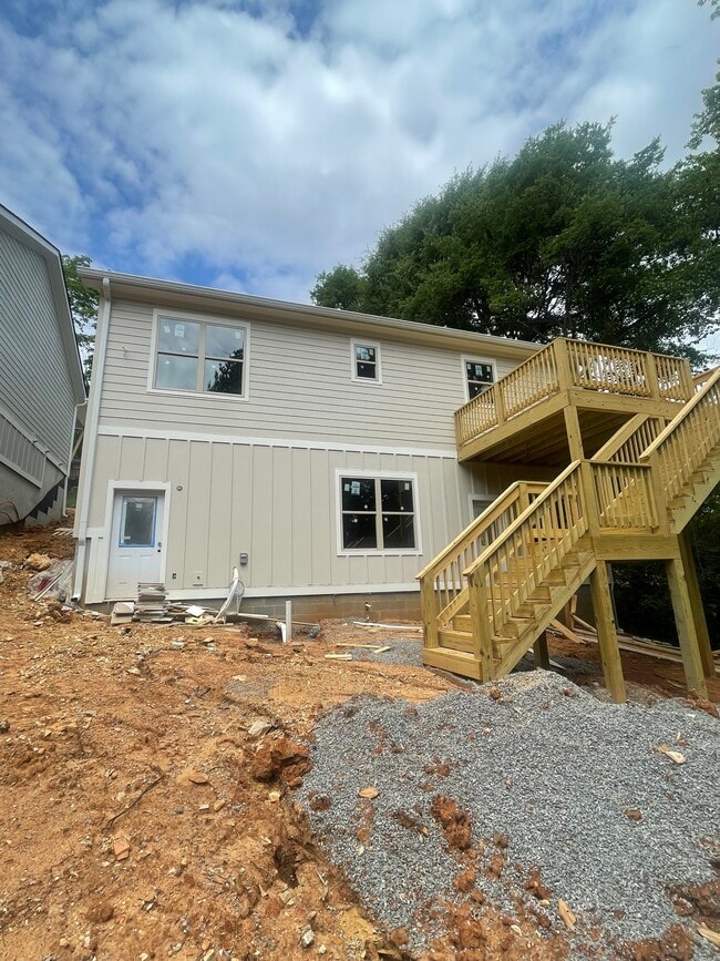 Photo - 724 Moore St
