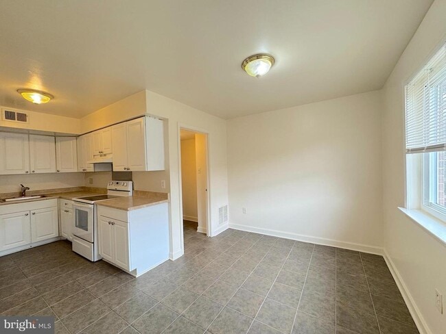 Building Photo - 4643 Logsdon Dr