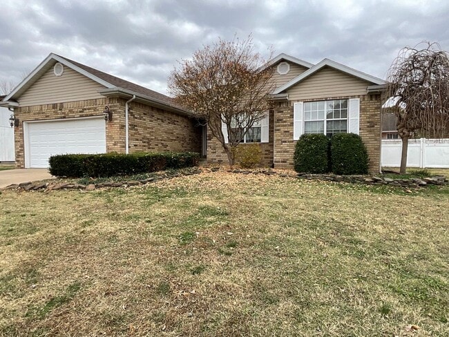 Photo - Beautiful Executive 3bd/2bath home in Joplin with fenced in yard / 2 car garage and sunroom!!