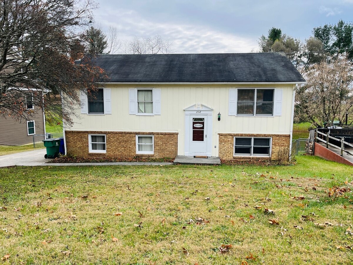 4 Bedroom, 2 Bath House - 4 Bedroom, 2 Bath House