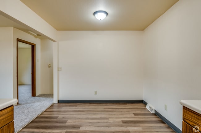 Maple Court Apartments