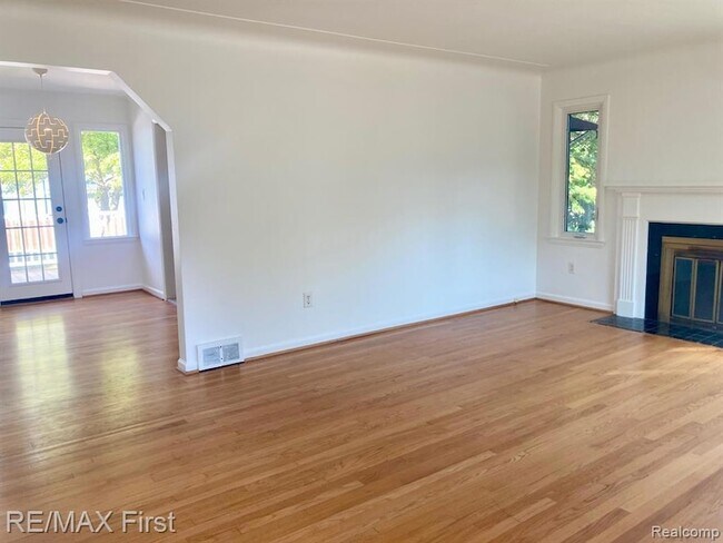 Photo - 421 E Farnum Ave