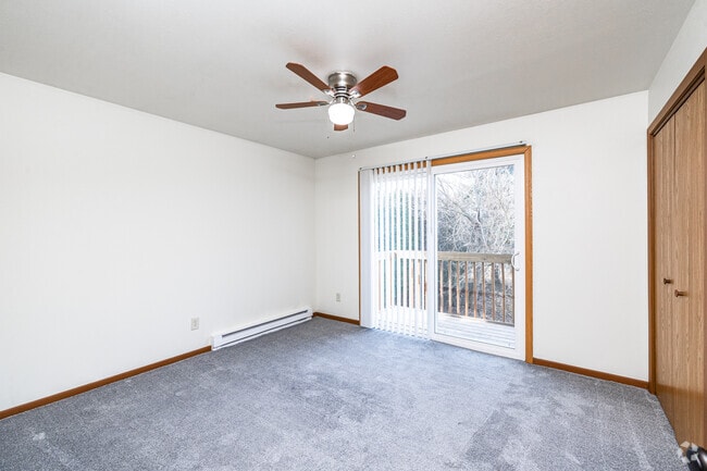 2BR, 1BA - 750SF - Bedroom