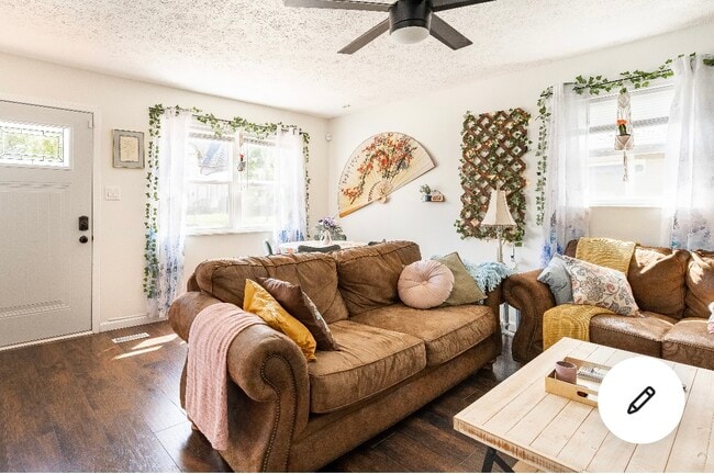 Spacious living room with lots of light - 1420 E Market St House