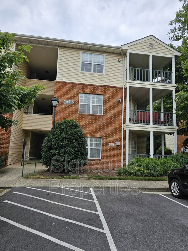 Building Photo - 801 Brassie Ln Unit Apt D