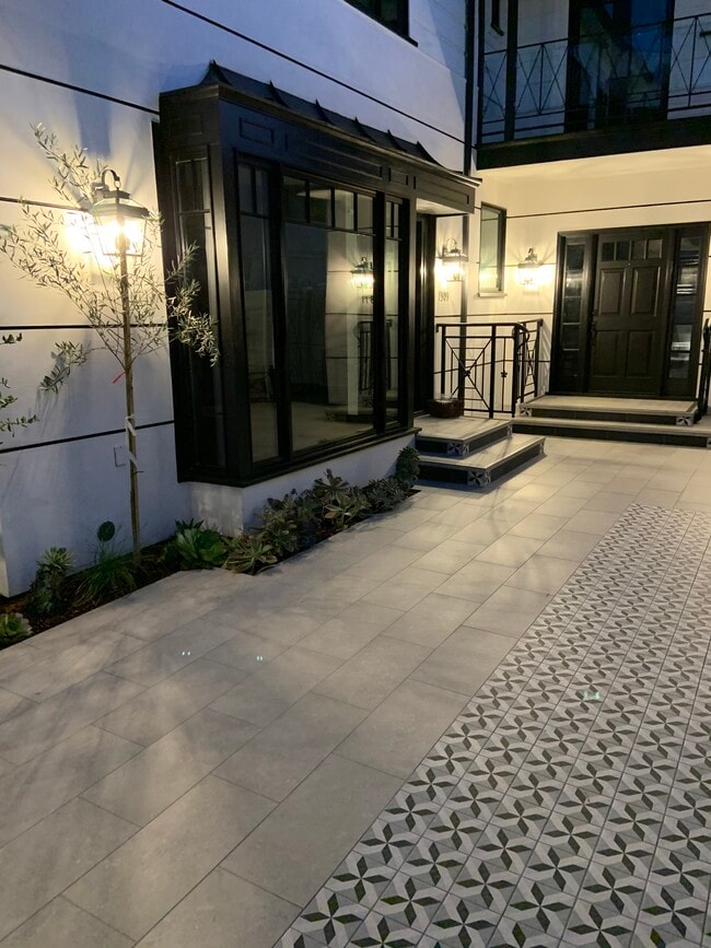 Courtyard - 1311 S Beverly Glen Blvd Unidad 1311