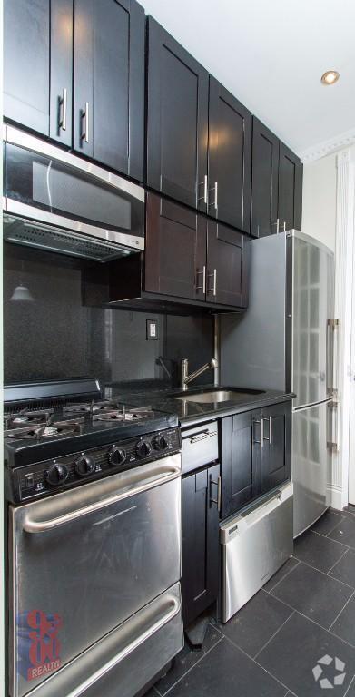 Building Photo - 325 E 5th St Rental