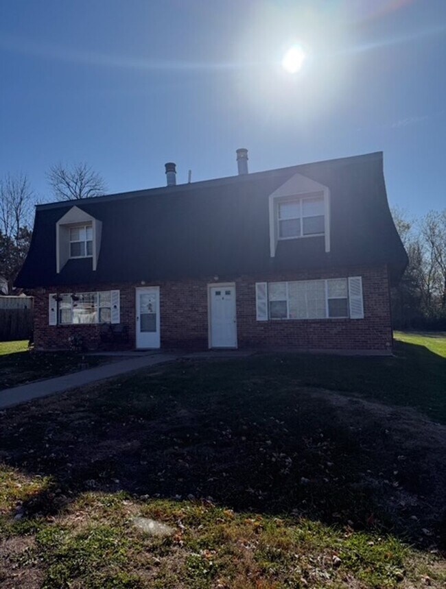 Building Photo - 4460 Hillcrest Dr Unit B