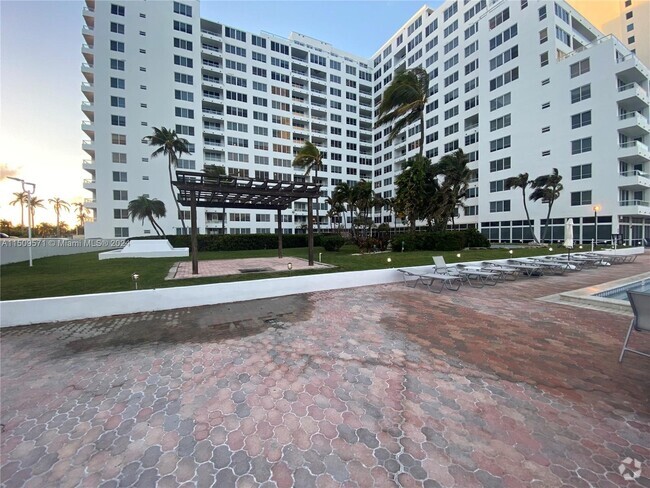 Building Photo - 5005 Collins Ave Unit 222 Rental