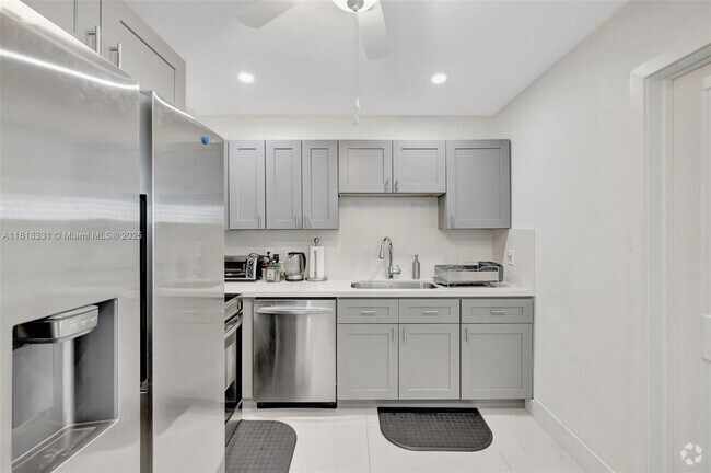 Building Photo - 1500 SW 6th Ave Unit 1500 Rental