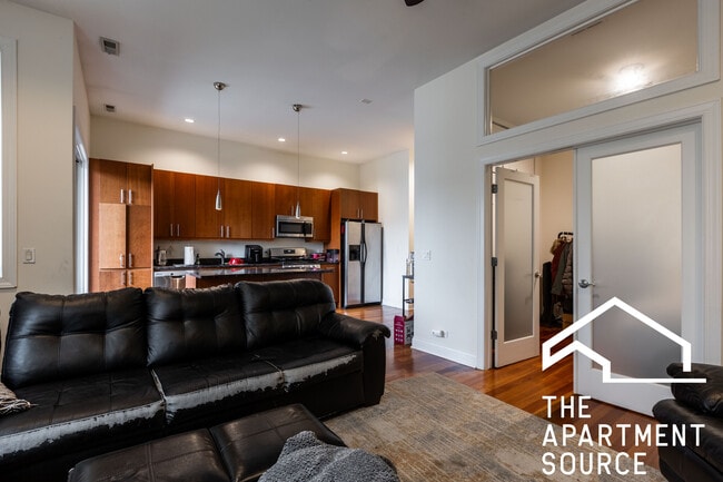 Building Photo - 1356 W Augusta Blvd Unit 201