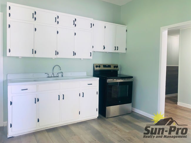 Photo - 136 W Pine Bluff St