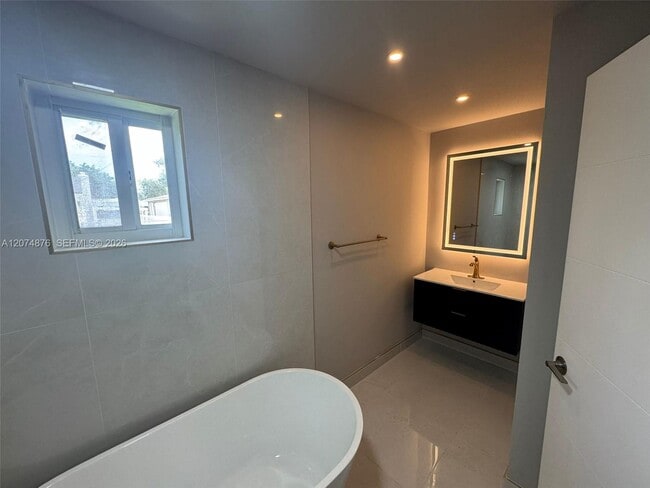 Photo - 586 NW 48th St Unidad 1