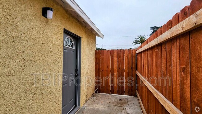 Building Photo - 508 Olive St Rental