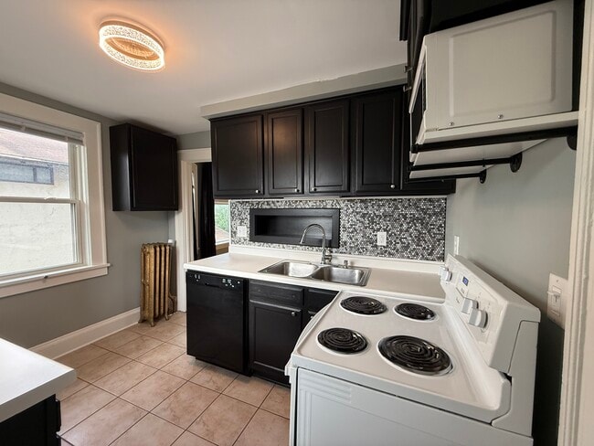 Photo - 780 Curfew St