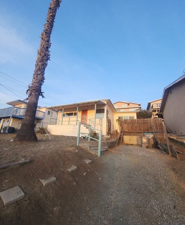 Building Photo - Views of Morro Bay in this cozy hillside cottage!
