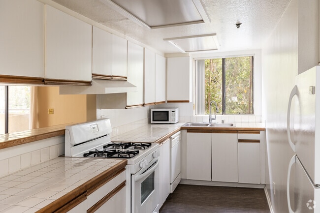 1BR, 1BA - 670SF - Kitchen - Midvale Ashton Plaza