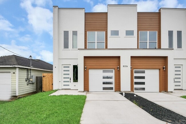Building Photo - 8206 Colonial Ln