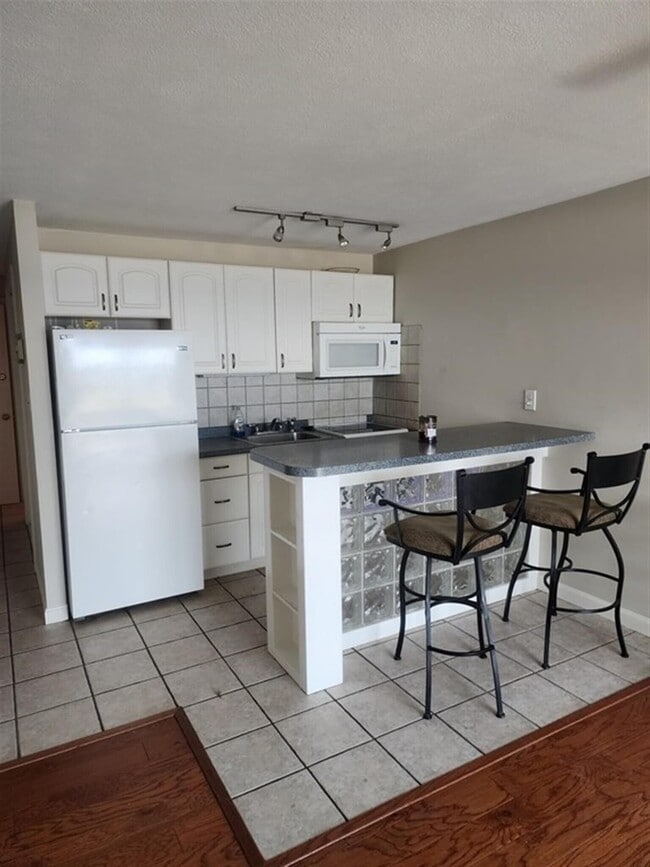 Photo - 385 Beach St Apartments Unit 383-4