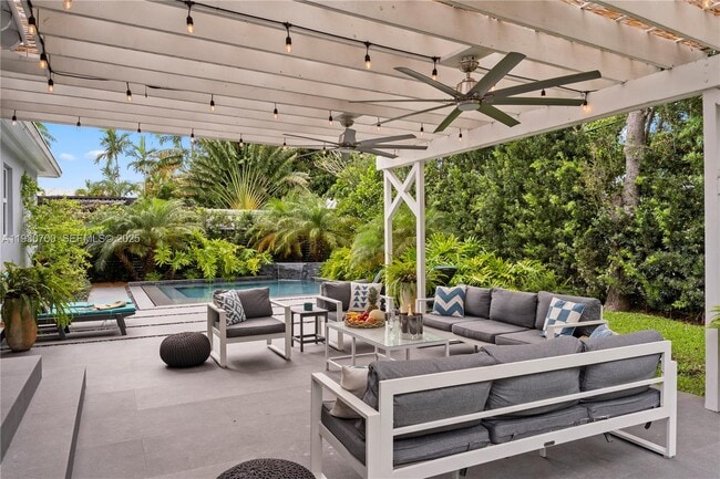 Building Photo - 685 NE 50th Terrace