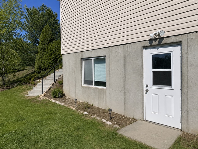 Building Photo - Jorgensen Duplex Unit Downstairs