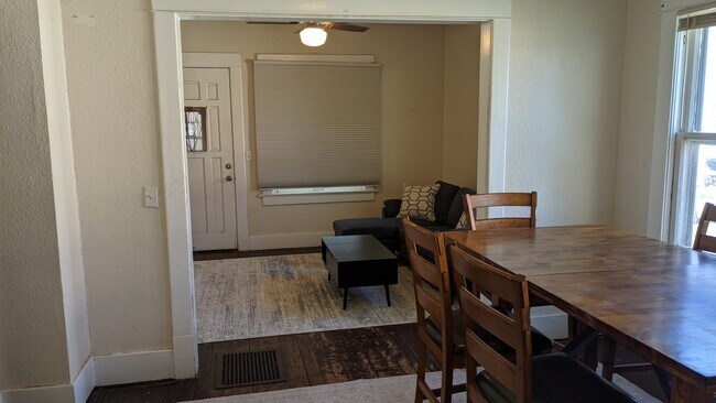 Cocina con vista al salón y comedor. - 7765 Maywood St