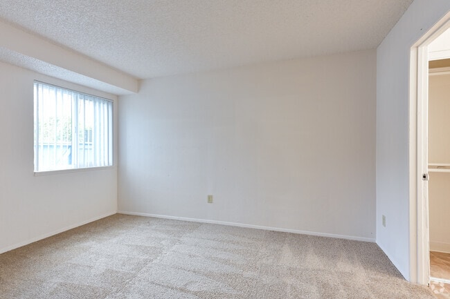 2BR, 2BA - 956SF - Primary Bedroom