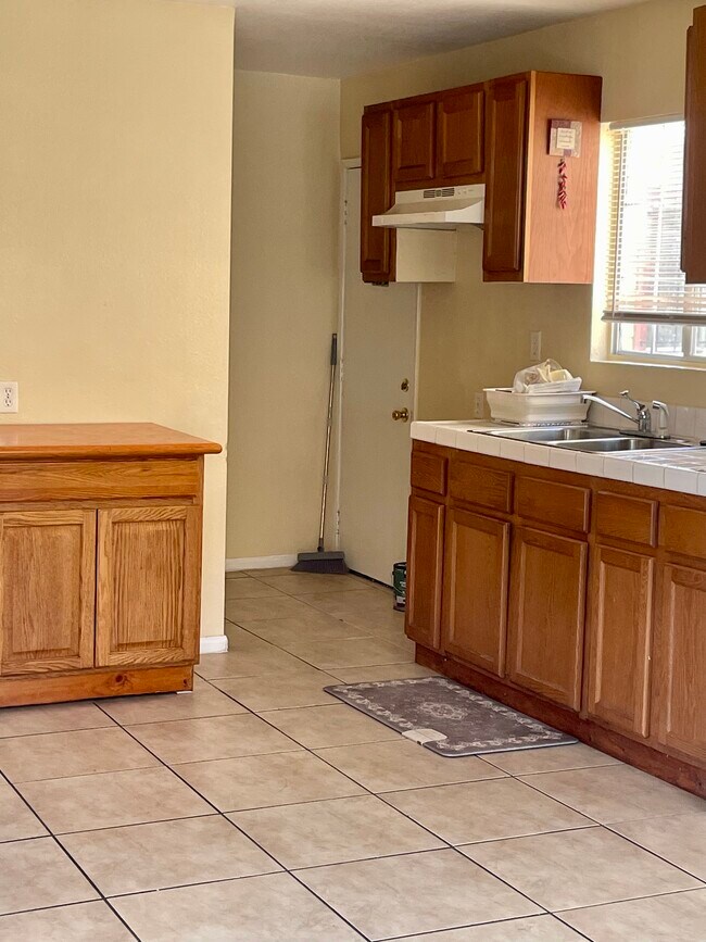 Kitchen - 1053 W 51st Pl Unit Jennifer Smith