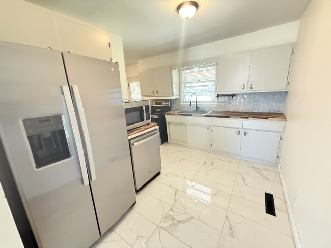 Photo - 2723 Hillview Dr