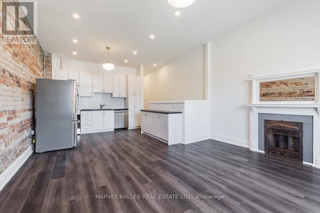 Photo - 657 St Clair Ave W