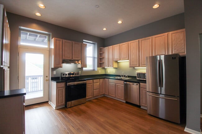 Building Photo - 2127 Deerfield Pl Unit A Rental