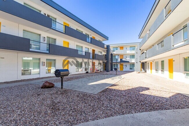 Photo - 2929 N Greenfield Rd Unidad 205