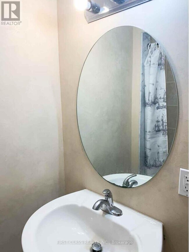 Photo - 132D Finch Ave E