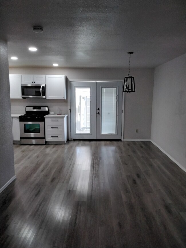 Walk through to backyard - 3253 W Country Gables Dr Casa