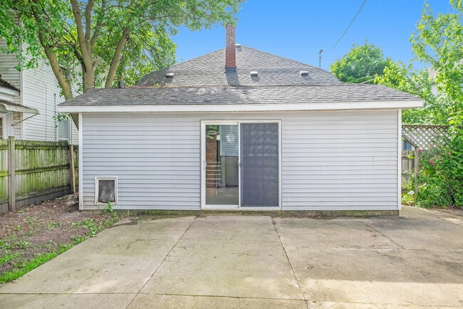 Photo - 960 Pine Ave NW