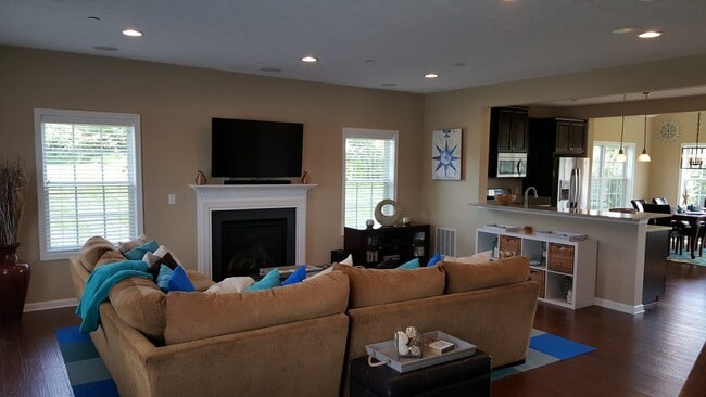Photo - Robinson - LARGE 3 Bedroom End Unit House - Minutes from 376 W Robinson