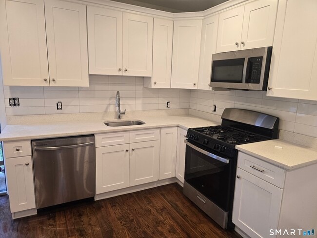 Building Photo - 340 Pleasantview Ave Unit 1st Floor