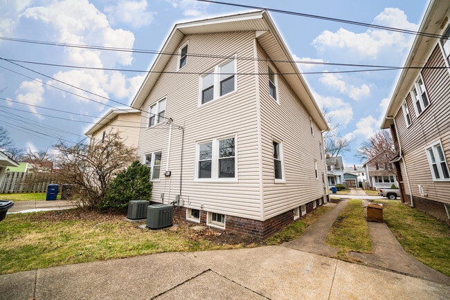 Photo - 2085 Marlowe Ave