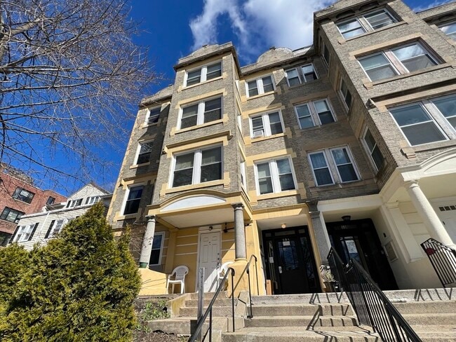 Building Photo - 59A Strathmore Rd Unit 3 Rental