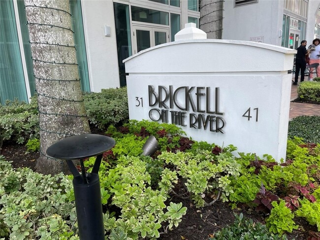 Building Photo - 31 SE 5th St Unit 2805