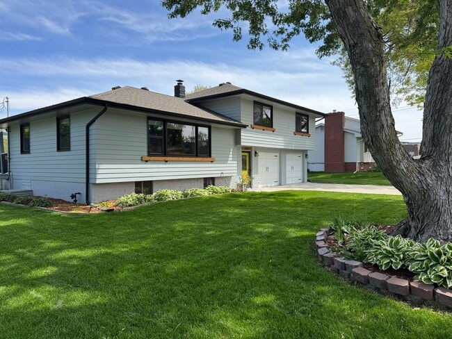 Stunning 4 Bed, 3 Bath Home with Backyard ... - Stunning 4 Bed, 3 Bath Home with Backyard ...