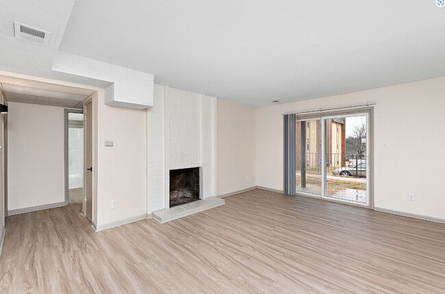 Apartamentos renovados - Oval Spring Apartments